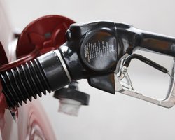 С начала майских праздников в Украине существенно подешевел бензин