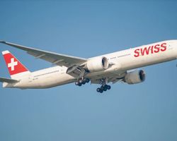 Чому ілюмінатори літака мають отвір: це не випадкова деталь