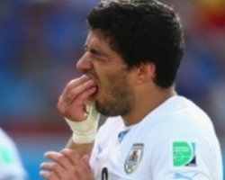 Барселона внесет пункт о запрете на укусы в контракт Суареса