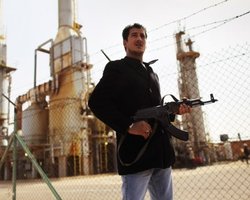 Войска Каддафи взяли ключевые города Ливии, - ливийские госканалы