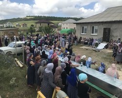 На похороны Мусы Сулейманова приехали сотни людей со всего Крыма