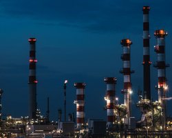 Энергетический шок: цена на нефть может вырасти до 215 долларов за баррель, — WSJ