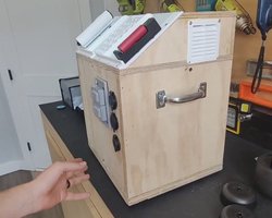 Инженер превратил аккумулятор электромобиля в портативную зарядную станцию (видео)