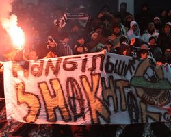 Болельщики Динамо закидали сиденьями фанов Бешикташа (видео)