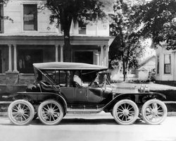 В интернете показали уникальную восьмиколесную легковушку 1911 года (фото)
