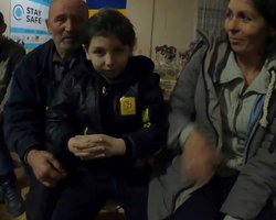 Жили в подвале: из ближайшего к Бахмуту поселка эвакуировали последнего ребенка (видео)