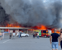 Армия РФ ударила ракетой по торговому центру в Кременчуге: много погибших (фото, видео)