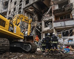 Россияне сбросили КАБ на многоэтажку в Харькове: возросло количество погибших (фото, видео)