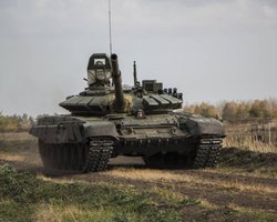 "Уничтожали внезапно появляющиеся цели": оккупанты в Крыму провели учения танкистов