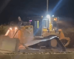 П'яний чоловік викрав 24-тонний бульдозер і влаштував хаос на вулицях міста (відео)