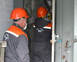 В Днепре жители дома напали на энергетиков, которые приехали отключить свет