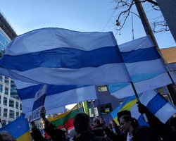 У Москві затримали подружню пару, яка запустила кульки з опозиційним прапором, — ЗМІ (фото)