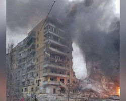 Знищило цілий під'їзд: ЗС РФ поцілили ракетою у житловий будинок в Дніпрі (фото, відео)