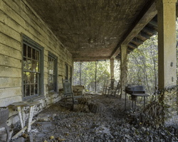 Куда исчезли люди: мужчина наткнулся на  заброшенный дом в лесу и разгадал его тайну