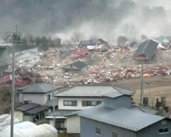 Как цунами смывало деревни: два ужасающих видео из Японии