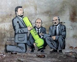 Украинский Бэнкси нарисовал Януковича, Путина и Лукашенко курящими травку