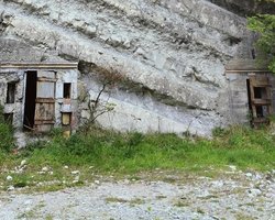 Мужчина 40 лет ходил мимо загадочной двери и рискнул заглянуть, что за ней прячется