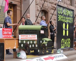 Митингующие установили счетчик последних дней киевской власти у здания КГГА