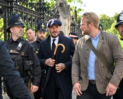 На прощання з королевою вишикувалася черга, помітна з космосу: Бекхем стояв у ній 12 годин