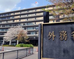 Япония поздравила Зеленского с победой на выборах