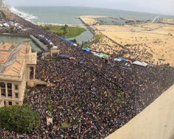 На Шри-Ланке тысячи протестующих взяли штурмом дворец президента (видео)