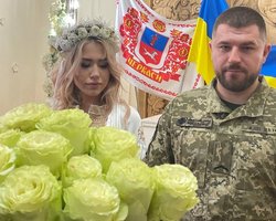 Горячая поездка: бойца ВСУ вывезли из Бахмута на собственную свадьбу на танке (фото)