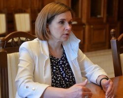 Глава МОН опровергла фейк о полном переходе на дистанционное обучение в школах