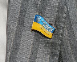 В Нацбанке начали чеканить значки для будущих депутатов