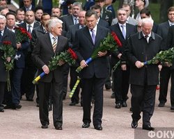 Янукович возложил венок к Могиле неизвестного солдата