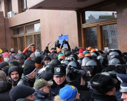 Десятки тысяч человек пришли на вече солидарности в Ивано-Франковске