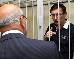 Москаль объяснил, зачем Луценко прописался у водителя