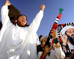 Пакистанцы сожгли флаги США и пообещали мстить за Бен Ладена