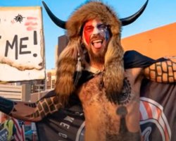 Арестованному "викингу" из Капитолия предъявили обвинения (фото)