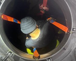 "Висел на ремнях": мужчина пытался сбежать за границу в цистерне с маслом (фото)