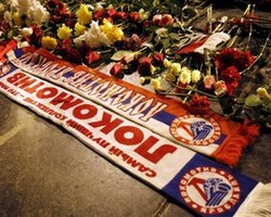 Около трех тысяч местных жителей и болельщиков почтили память погибших хоккеистов на улицах Ярославля