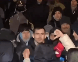 "Иди к мусорам": сторонники Порошенко напали на журналиста телеканала "НАШ" (видео)