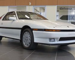 Знаменита капсула часу: на продаж виставлено культову Toyota 80-х у новому стані (фото)