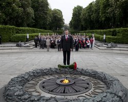 Янукович поздравил украинцев с Днем Победы