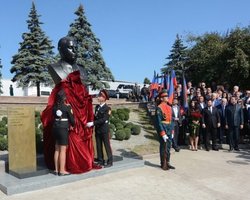 Боевики в Донецке открыли памятник убитому Захарченко