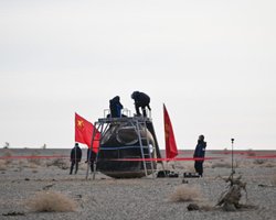 Пошкоджений космічний корабель Китаю повернувся на Землю без екіпажу: тільки скафандр (відео)