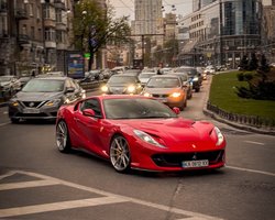 Розвиває 340 км/год: у Києві помітили "супершвидкий" Ferrari на 800 сил (фото)