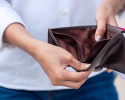 Каждый второй заметил обнищание: почему расходы украинцев растут, а доходы падают