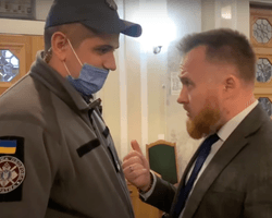 "Слуга народу" Камельчук влаштував суперечку з охоронцями Ради через ПЛР-тест (відео)