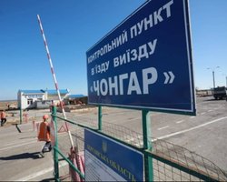 Росіяни риють траншеї між Кримом та Херсонською областю (супутникові знімки)