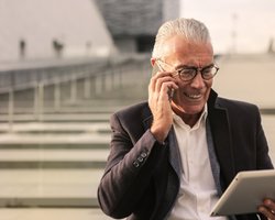 Солидный стаж не спасет: почему работающие пенсионеры в Украине получают мало и как это изменить