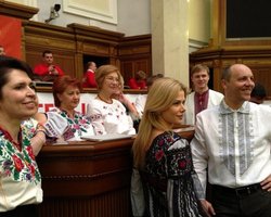 Оппозиция продолжает блокировать трибуну: депутаты Батьківщины пришли в вышиванках