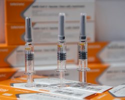 Китай представил миру сразу две вакцины от COVID-19