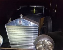 В таинственном заброшенном поместье обнаружили редкий столетний Rolls-Royce (видео)