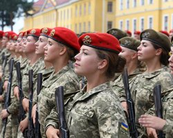 Воинский учет для женщин в Украине хотят сделать добровольным: проект закона уже в Раде