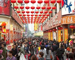 Власти Пекина раздадут горожанам $1,7 млрд на шопинг и рестораны